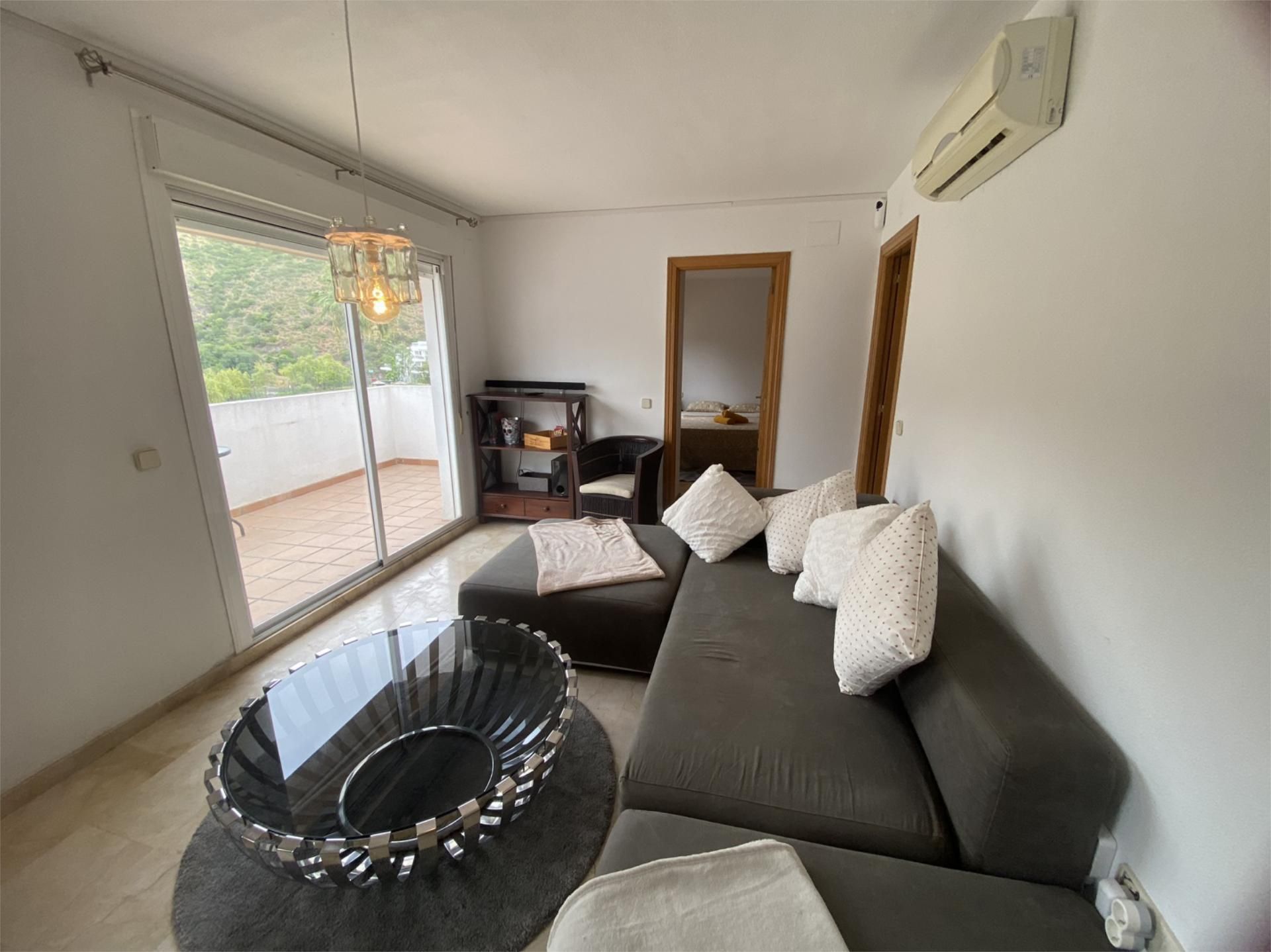 Sala d'estar de Apartament en venda en Benahavís amb Aire condicionat, Terrassa i Piscina