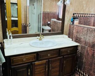 Bathroom of Flat to rent in  Toledo Capital  with Air Conditioner, Heating and Parquet flooring