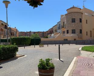 Vista exterior de Casa adosada en venda en Empuriabrava amb Aire condicionat, Terrassa i Piscina