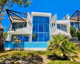 Vista exterior de Casa o xalet de lloguer en Marbella amb Aire condicionat, Terrassa i Piscina