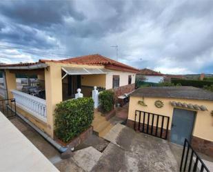 Exterior view of Single-family semi-detached for sale in Chiva  with Terrace and Swimming Pool