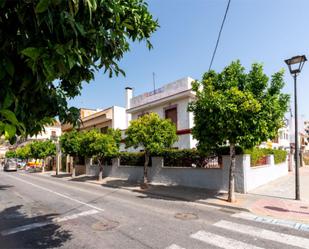 Vista exterior de Casa o xalet en venda en Gelves amb Aire condicionat, Terrassa i Balcó