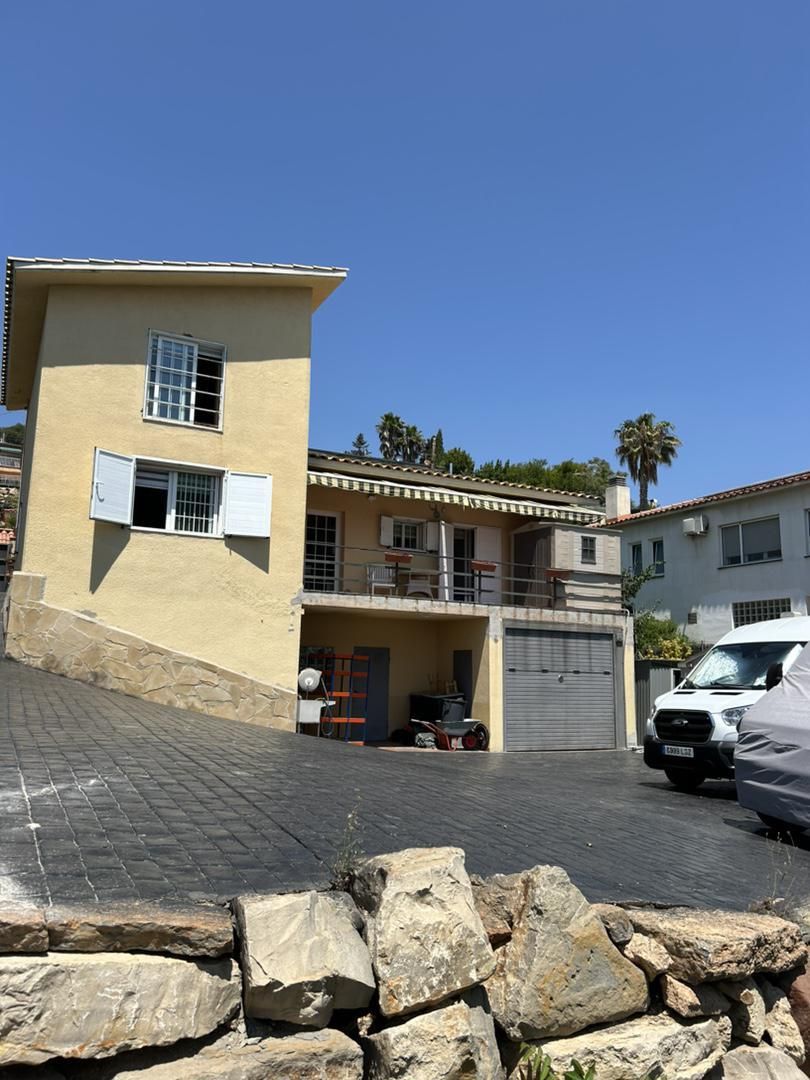 Vista exterior de Casa o xalet en venda en Pallejà amb Terrassa i Balcó