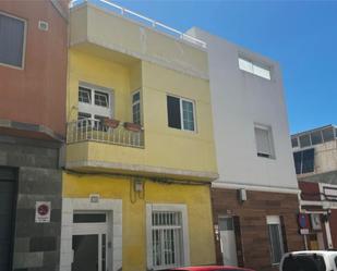 Vista exterior de Casa adosada en venda en Las Palmas de Gran Canaria amb Terrassa i Balcó