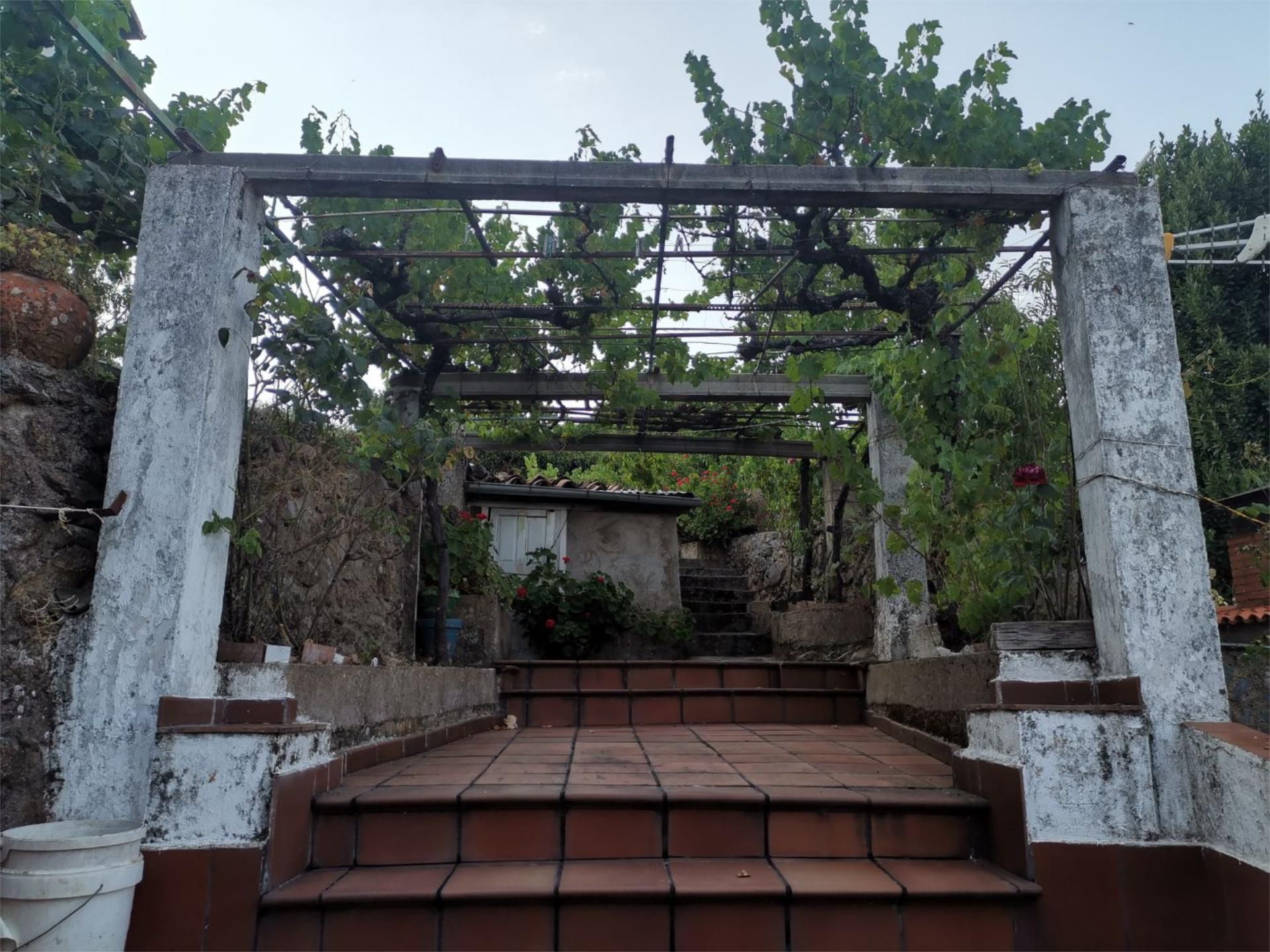 Terrassa de Casa adosada en venda en Herguijuela de la Sierra amb Jardí privat, Terrassa i Moblat
