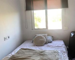 Bedroom of Flat to share in Reus  with Air Conditioner and Balcony