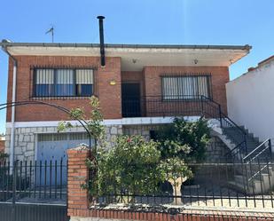 Vista exterior de Casa o xalet de lloguer en Nava de la Asunción amb Terrassa, Piscina i Balcó