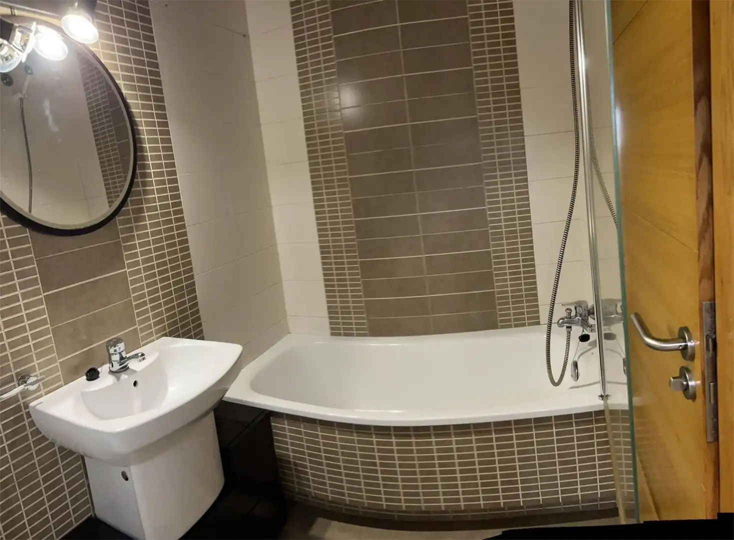 Piso en venta en Travesía Do Restollal, 2, Castiñeiriño - Cruceiro de Sar Baño de Piso en venta en Santiago de Compostela con Terraza