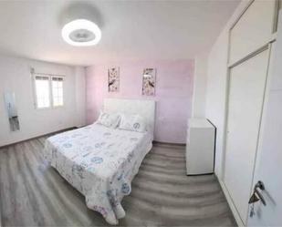 Dormitori de Apartament de lloguer en Roquetas de Mar amb Terrassa i Piscina