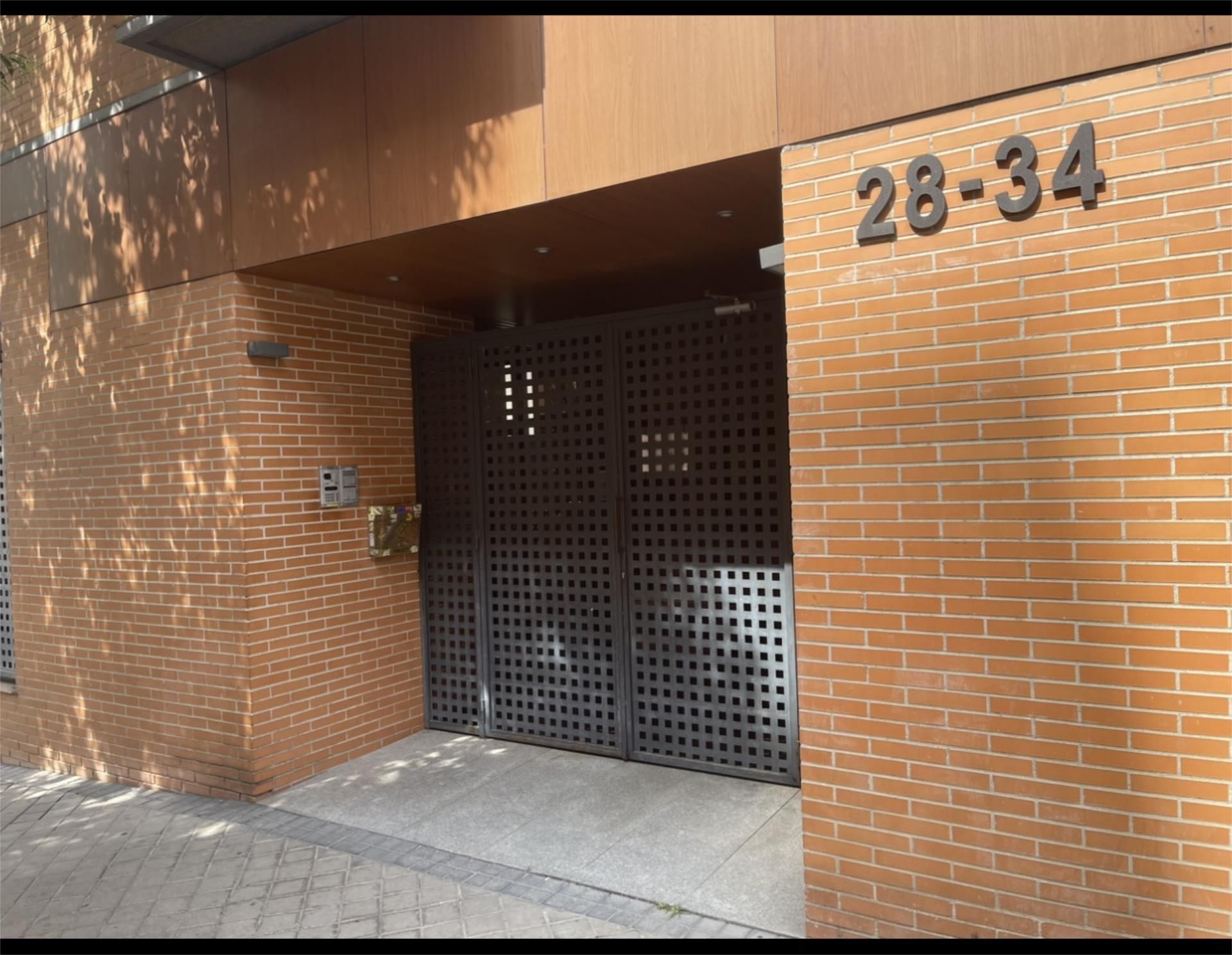 Exterior view of Flat to share in  Madrid Capital  with Heating, Parquet flooring and Storage room