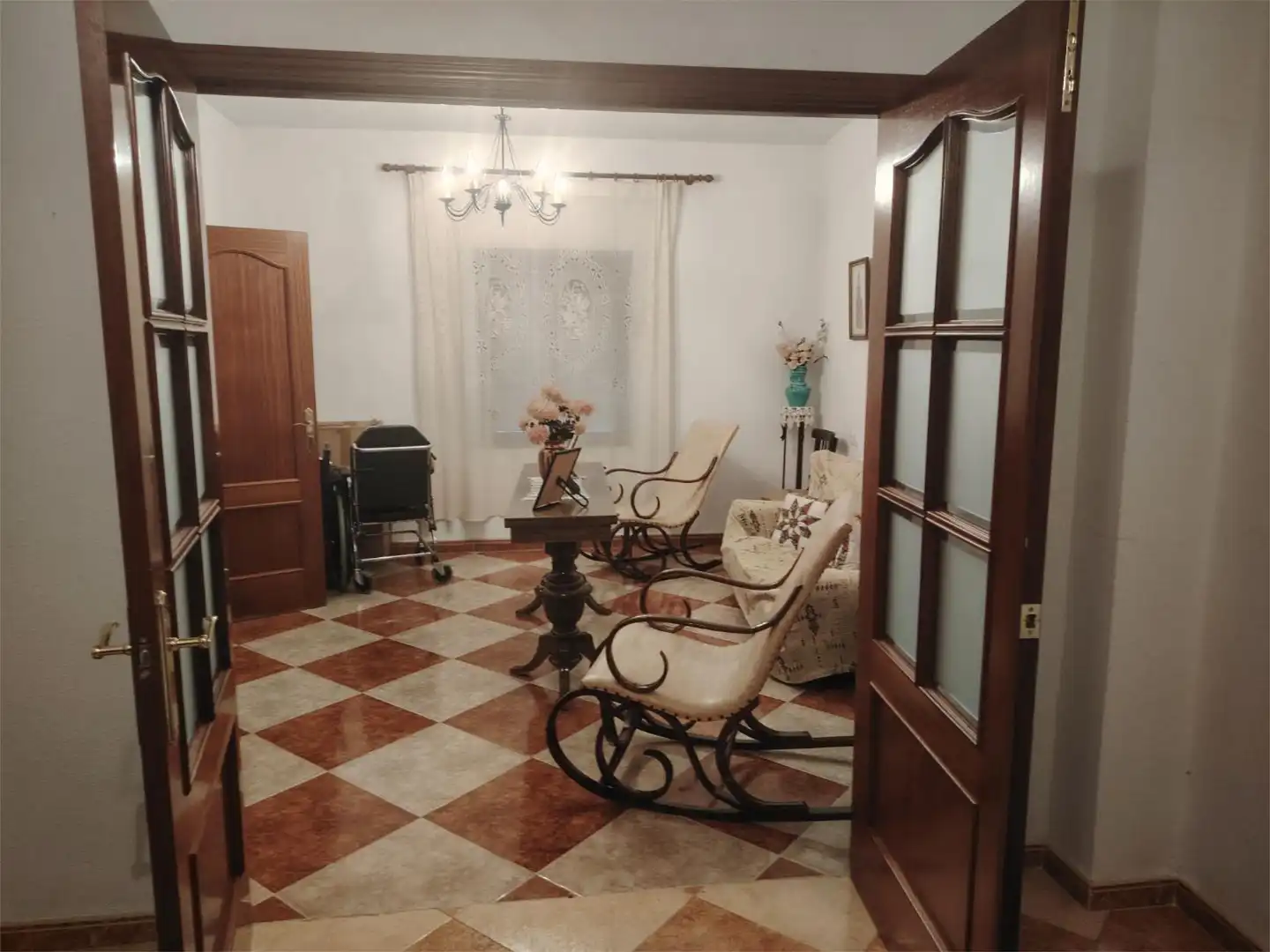 Casa adosada en venda a Calle Zurbarán, 16, Torremejía Sala d'estar de Casa adosada en venda en Torremejía amb Aire condicionat, Jardí privat i Terrassa