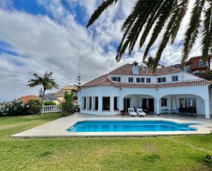 Vista exterior de Casa o xalet en venda en Tacoronte amb Aire condicionat, Terrassa i Piscina