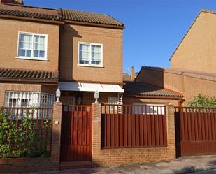 Exterior view of House or chalet for sale in Boadilla del Monte  with Terrace and Swimming Pool