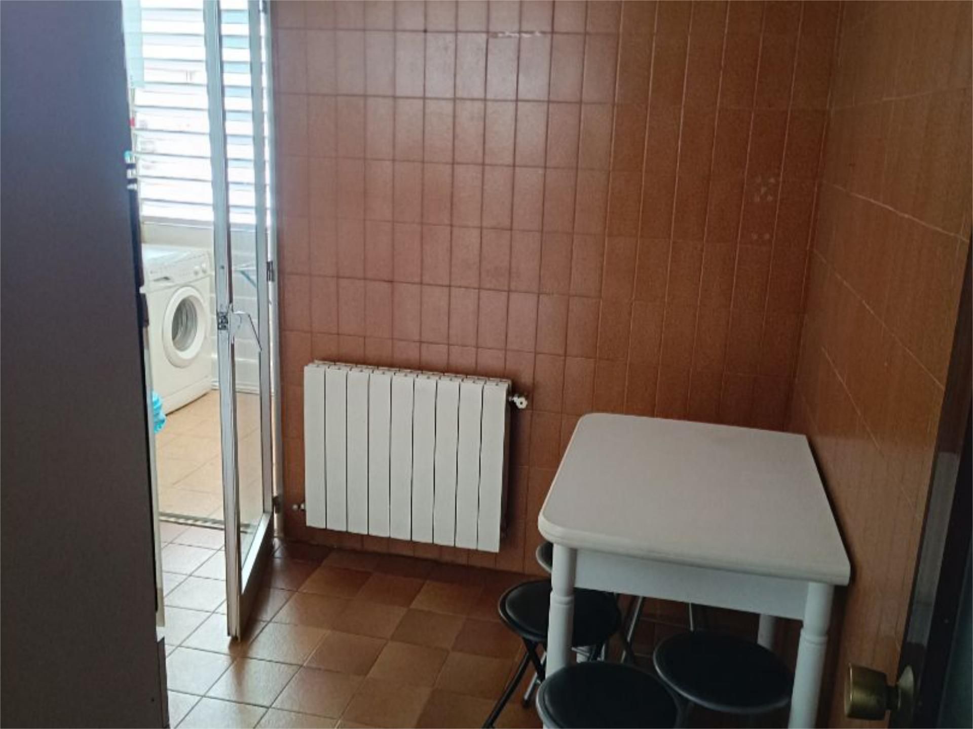 Pis per a compartir a Carrer Vallcalent, 46, Instituts - Universitat