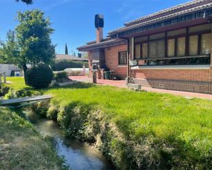 Vista exterior de Casa o xalet en venda en Valladolid Capital amb Terrassa, Piscina i Balcó