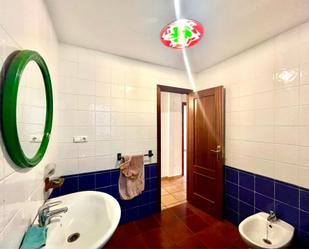 Bathroom of Flat for sale in  Granada Capital  with Balcony