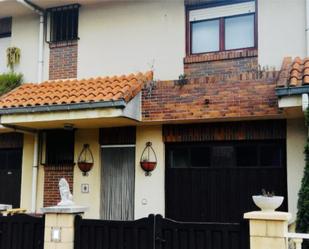 Vista exterior de Casa o xalet en venda en Reocín amb Terrassa