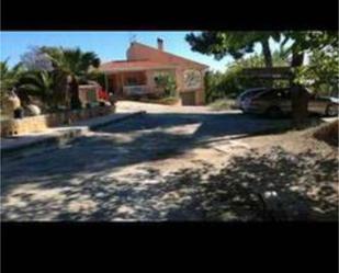 Exterior view of Single-family semi-detached for sale in Chiva  with Terrace and Swimming Pool