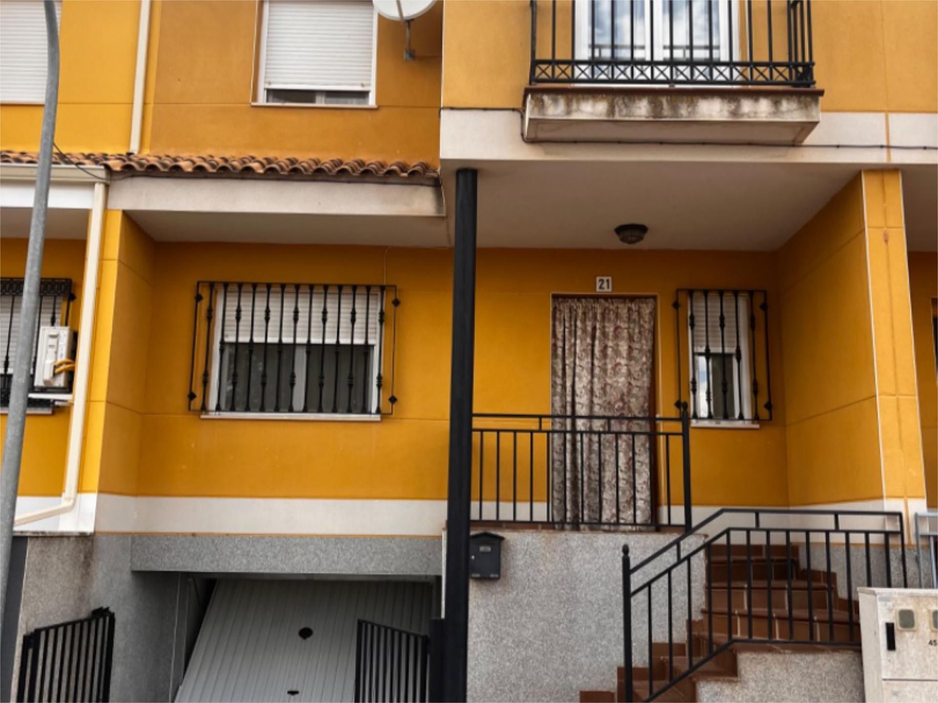Vista exterior de Casa o xalet en venda en Villatobas amb Calefacció, Terrassa i Balcó