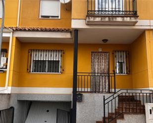 Vista exterior de Casa o xalet en venda en Villatobas amb Calefacció, Terrassa i Balcó