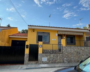 Vista exterior de Casa adosada en venda en Cazalegas amb Terrassa i Balcó