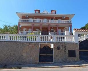 Vista exterior de Casa adosada en venda en Aranjuez amb Terrassa i Piscina