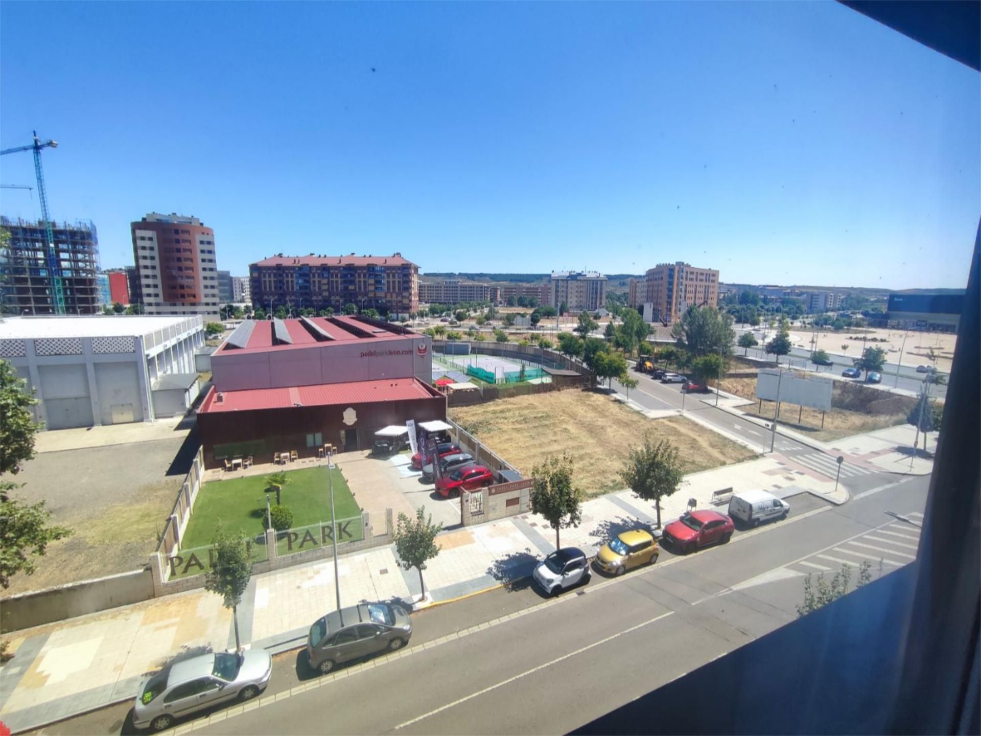 Vista exterior de Pis de lloguer en León Capital  amb Calefacció, Parquet i Moblat