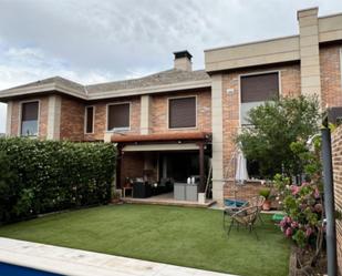 Vista exterior de Casa adosada en venda en Majadahonda amb Aire condicionat i Piscina