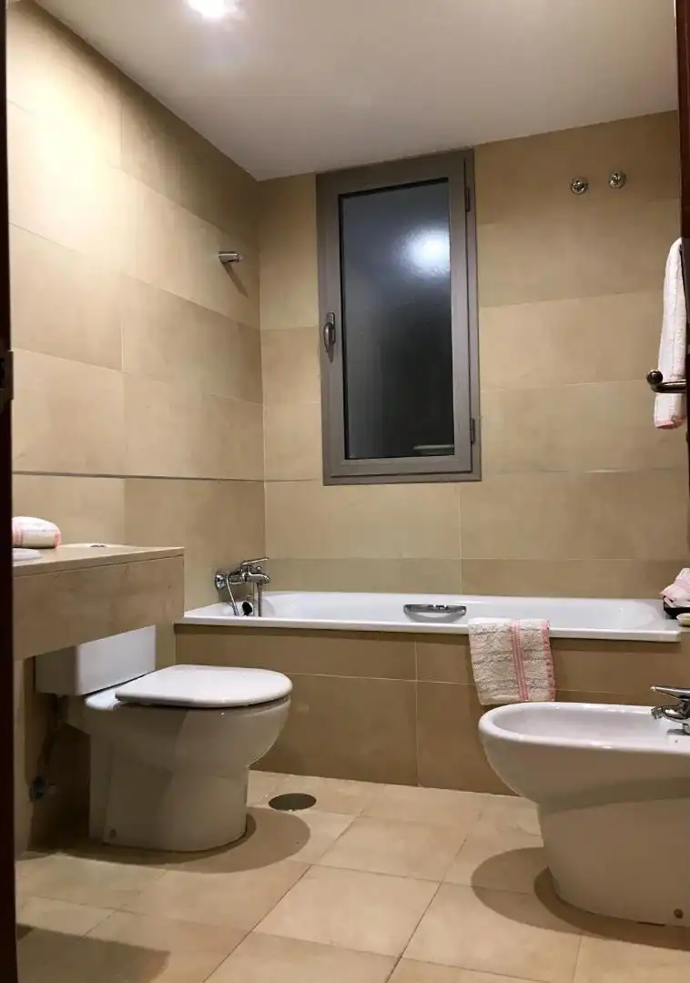 Baño de Piso de alquiler en Málaga con Aire acondicionado, Parquet y Amueblado