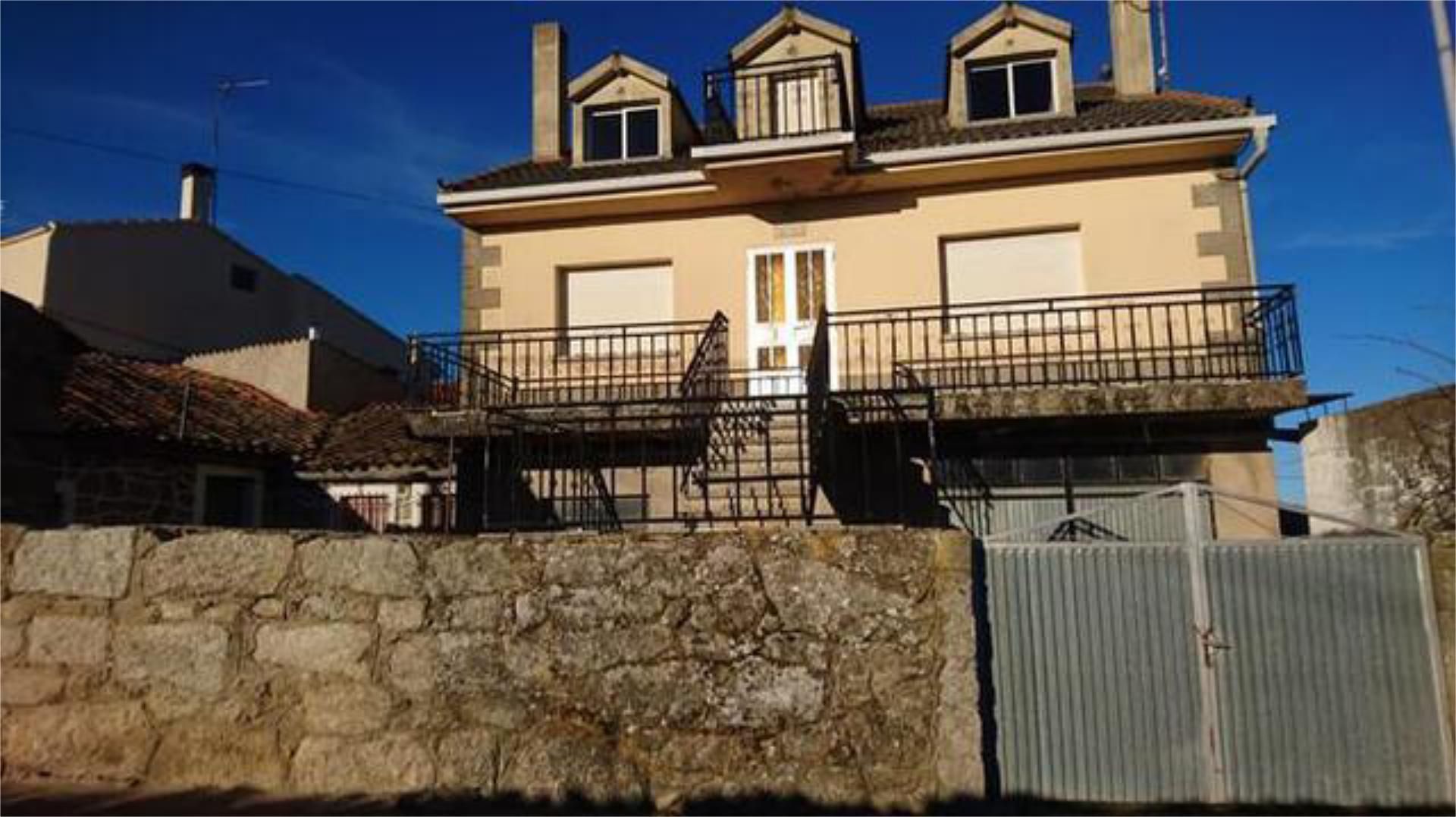 Vista exterior de Casa adosada en venda en Moral de Sayago amb Calefacció, Jardí privat i Terrassa