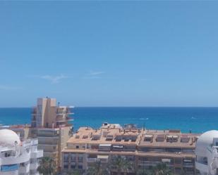 Vista exterior de Àtic en venda en El Campello amb Aire condicionat, Terrassa i Piscina