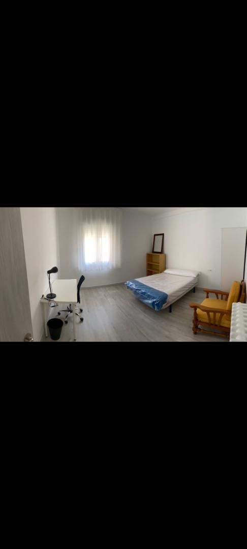 Dormitori de Pis per a compartir en Soria Capital  amb Calefacció, Parquet i Moblat