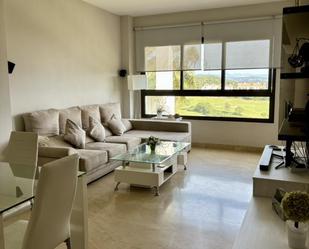 Sala d'estar de Apartament de lloguer en La Alcaidesa amb Aire condicionat, Terrassa i Piscina