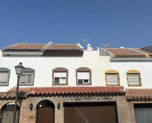 Vista exterior de Casa adosada en venda en Marbella amb Terrassa i Balcó