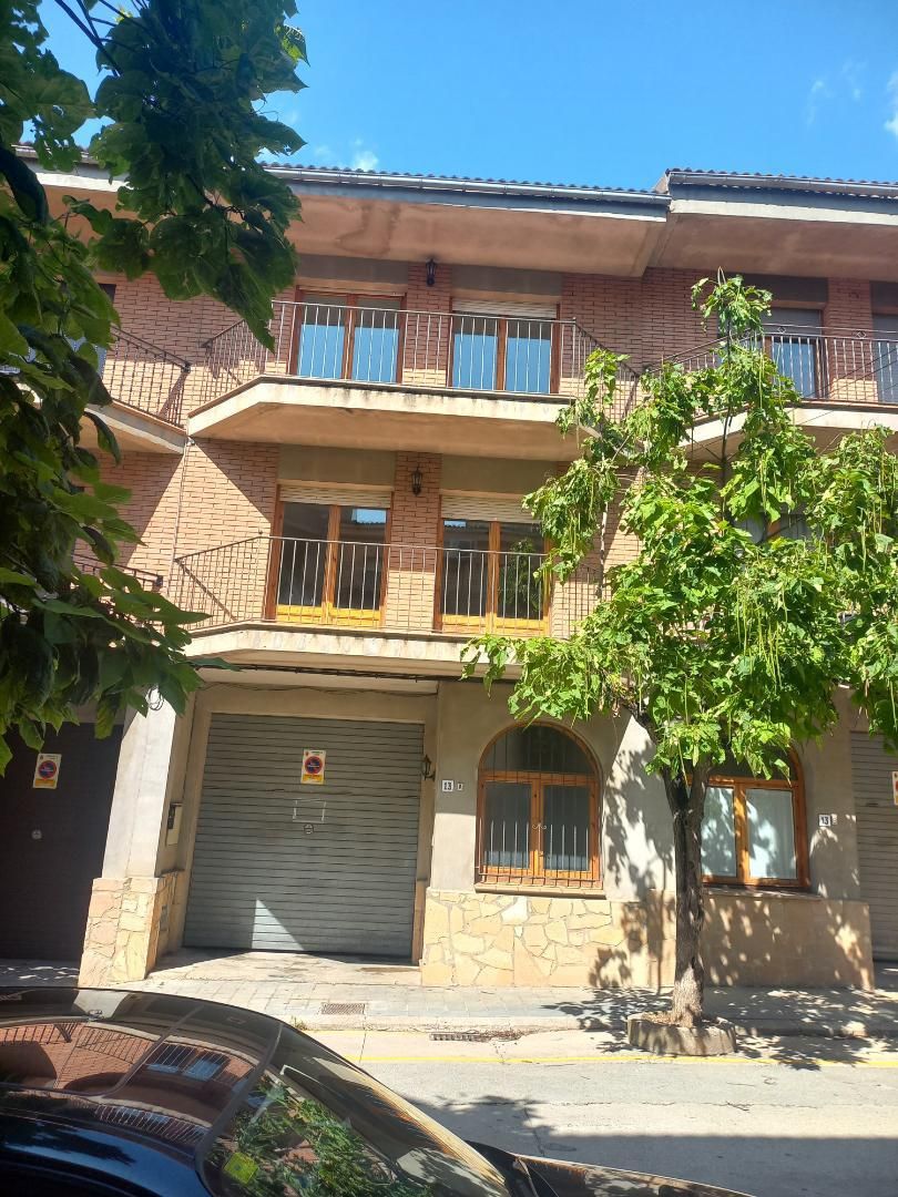 Vista exterior de Casa adosada en venda en Solsona amb Terrassa i Balcó