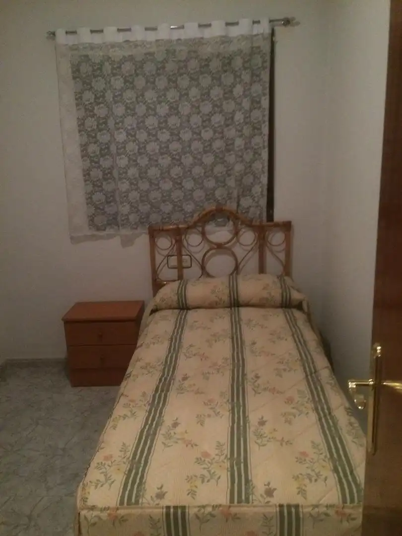 Room in Calle Pilar, 3, Los Pinos - El Pilar Bedroom of Flat for share in Plasencia with Terrace, Furnished and Washing machine