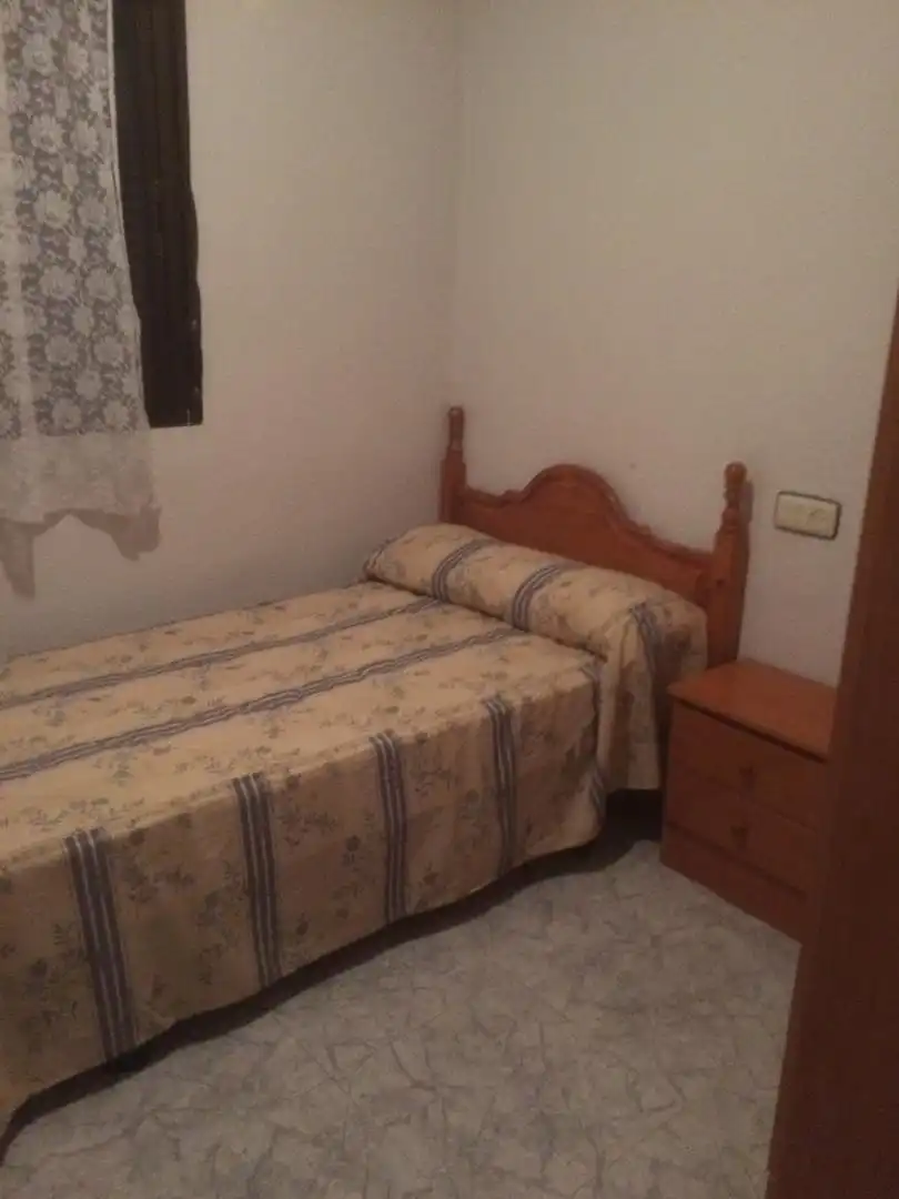 Room in Calle Pilar, 3, Los Pinos - El Pilar Bedroom of Flat for share in Plasencia with Terrace, Furnished and Washing machine