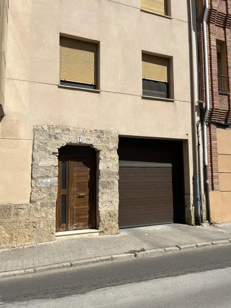 Außenansicht von Garage zum Verkauf in Toro