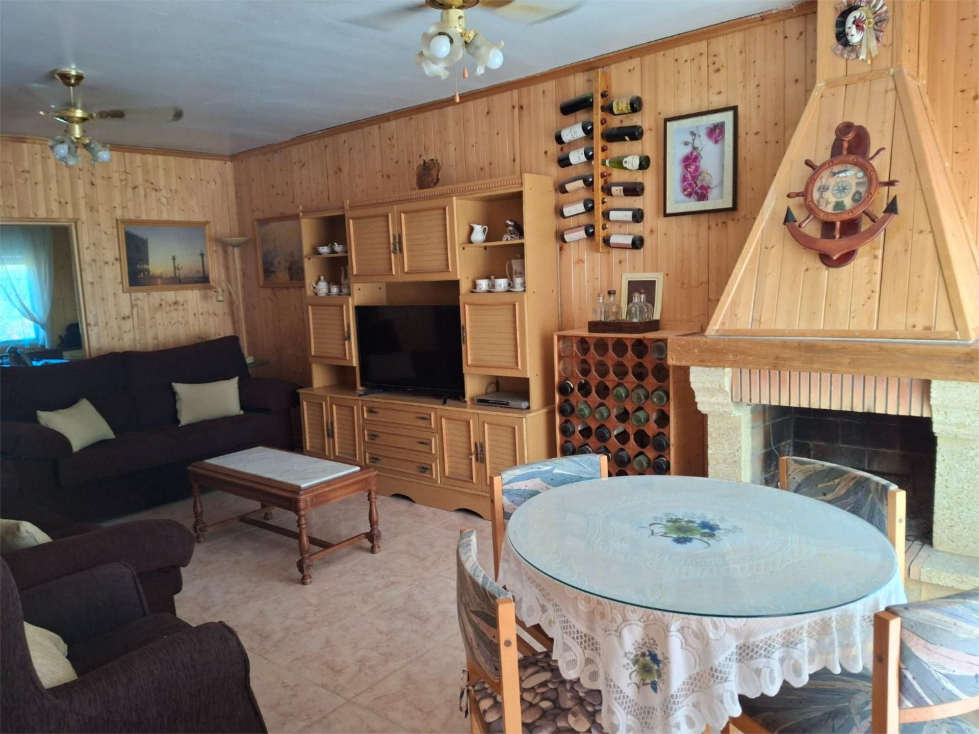 Sala d'estar de Casa adosada en venda en Navaluenga amb Terrassa i Balcó