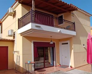 Vista exterior de Casa o xalet en venda en Arona amb Aire condicionat, Terrassa i Balcó