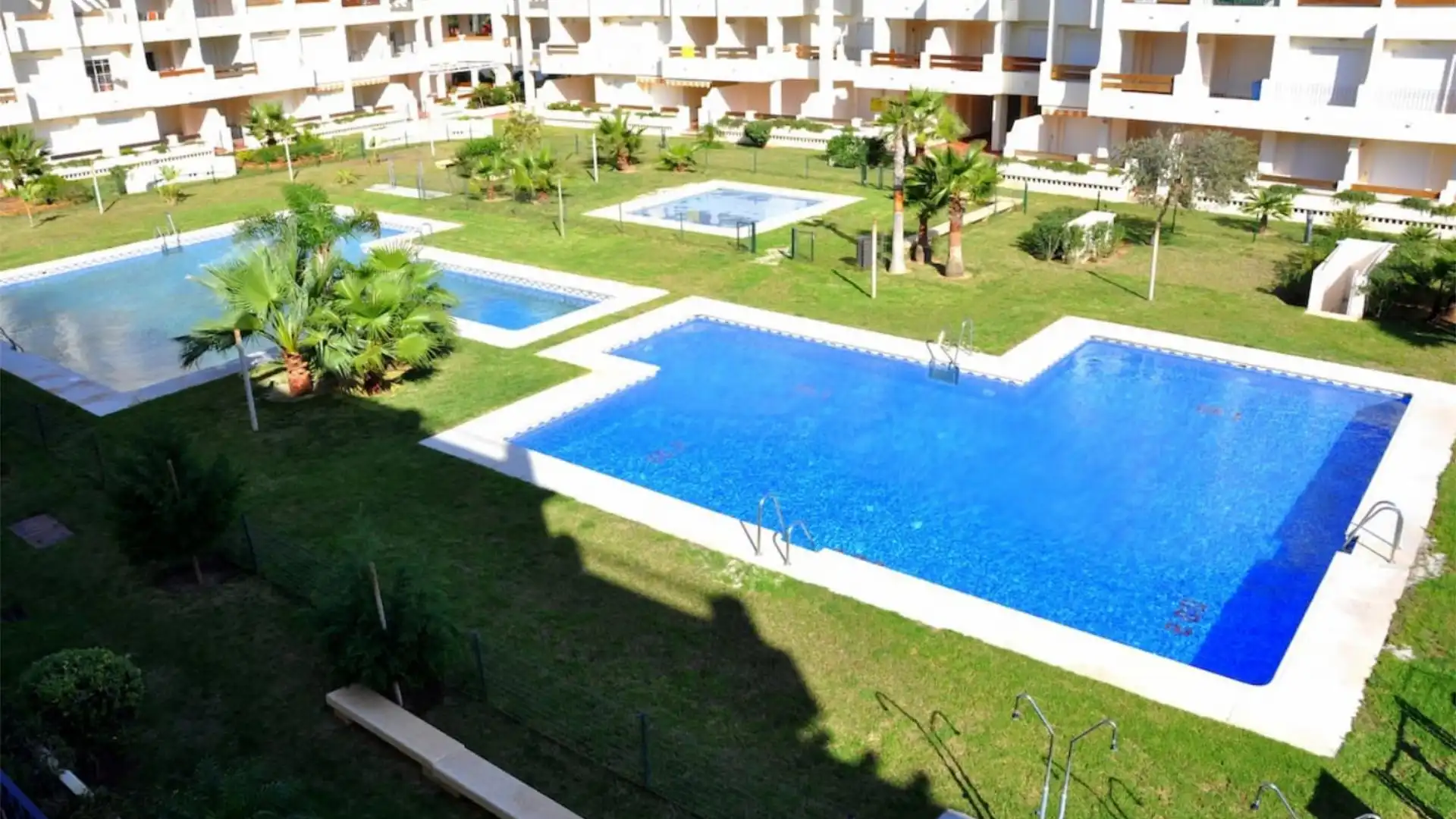 Piscina de Pis en venda en Roquetas de Mar amb Aire condicionat, Calefacció i Jardí privat