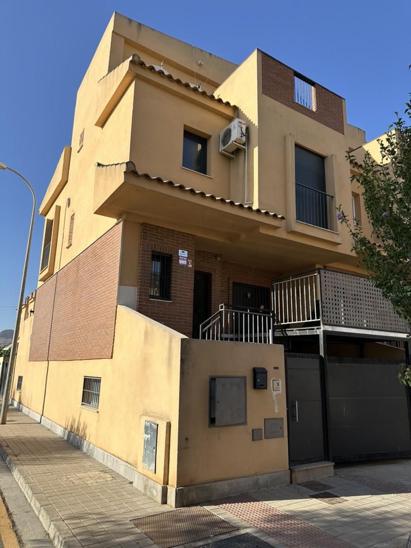 Vista exterior de Casa adosada en venda en Santa Fe amb Aire condicionat, Terrassa i Moblat