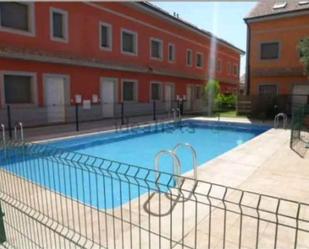 Piscina de Casa adosada en venda en La Adrada  amb Piscina