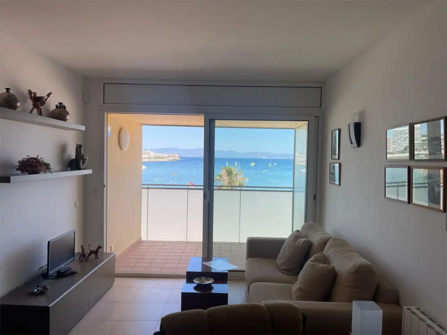 Wohnungen zum Verkauf in Avinguda Riells, 94, Riells Wohnzimmer von Wohnungen zum Verkauf in L'Escala mit Klimaanlage und Balkon