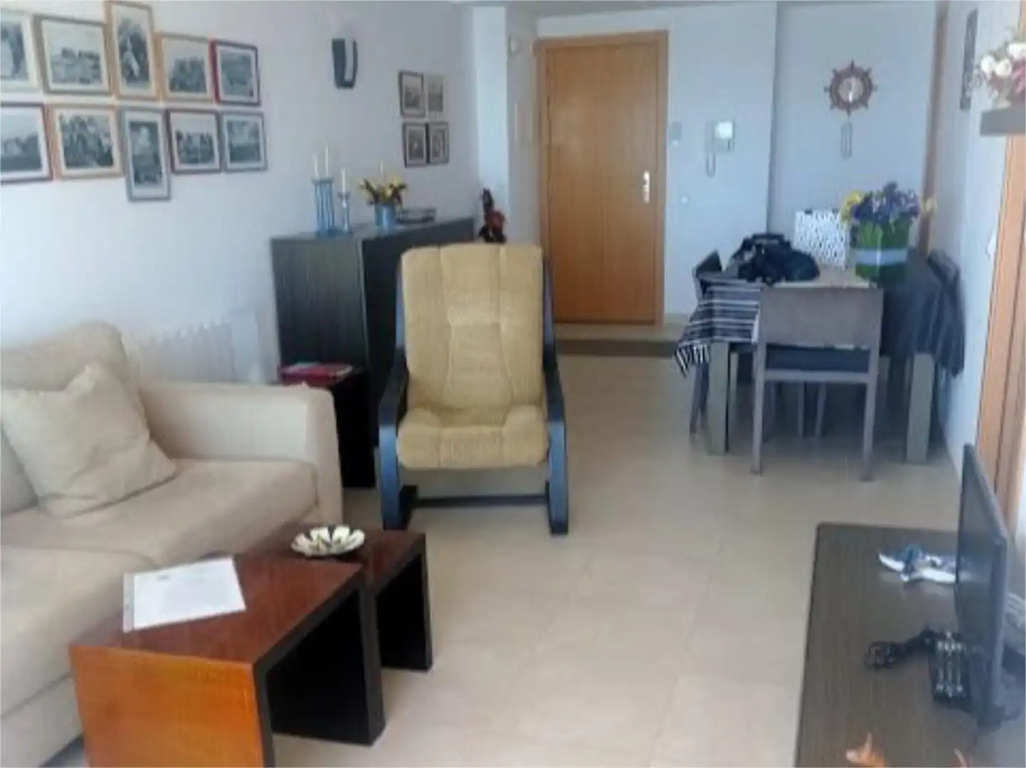 Wohnungen zum Verkauf in Avinguda Riells, 94, Riells Wohnzimmer von Wohnungen zum Verkauf in L'Escala mit Klimaanlage und Balkon