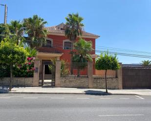 Vista exterior de Casa o xalet en venda en Baena amb Aire condicionat, Terrassa i Piscina