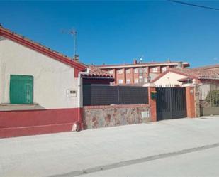 Vista exterior de Casa o xalet en venda en Morales de Toro amb Terrassa, Traster i Moblat