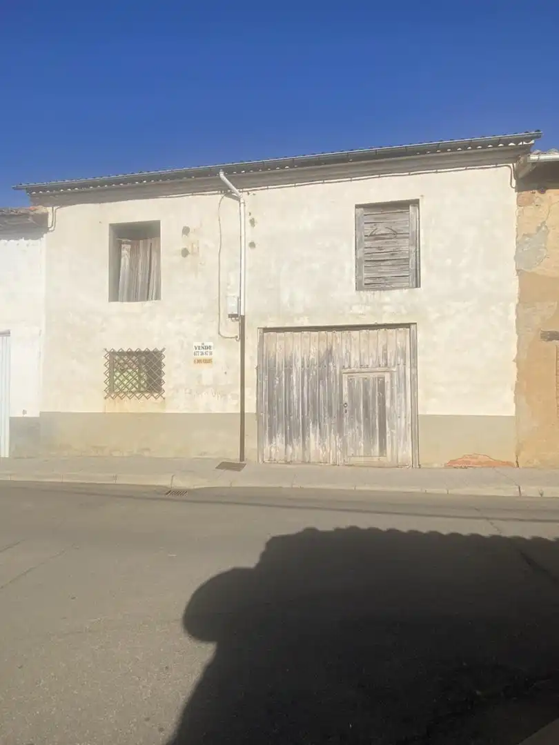 Außenansicht von Einfamilien-Reihenhaus zum Verkauf in Valencia de Don Juan mit Privatgarten, Terrasse und Möbliert