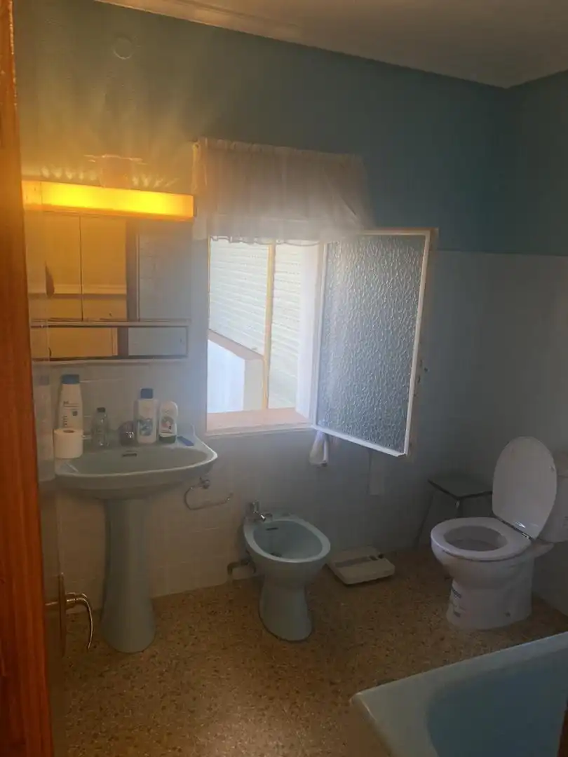 Badezimmer von Einfamilien-Reihenhaus zum Verkauf in Valencia de Don Juan mit Privatgarten, Terrasse und Möbliert