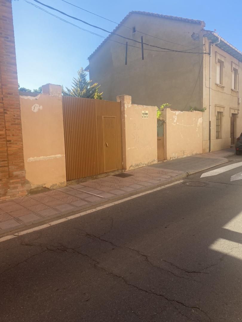 Vista exterior de Casa adosada en venda en Valencia de Don Juan amb Terrassa i Balcó